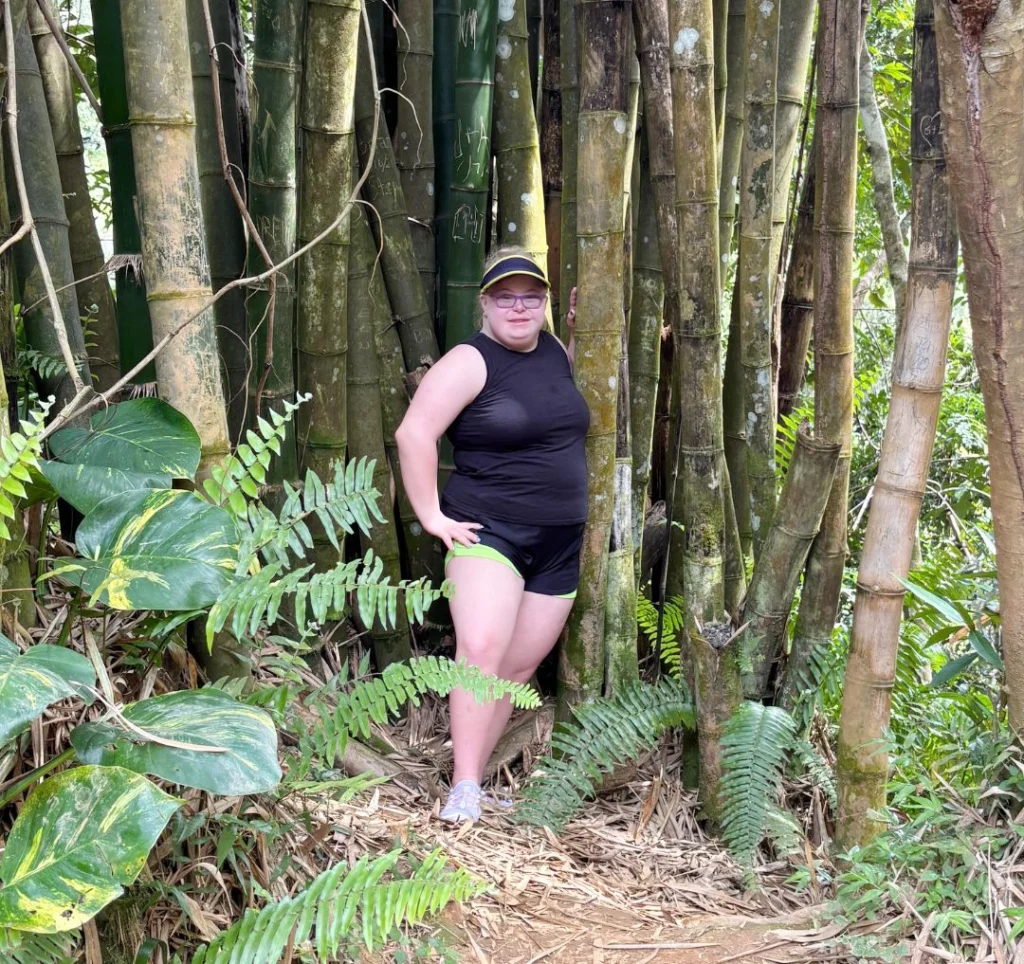 Woman in front a tree